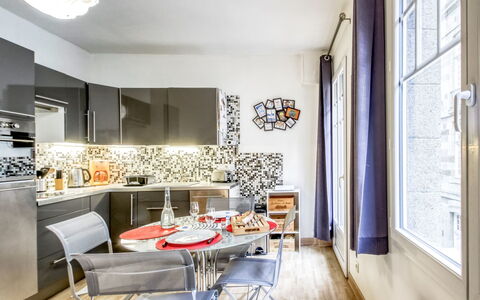 Asfeld: Tavolo, Proprietà, Finestra, Legna, Interior Design, Illuminazione, Sedia, Divano, Pavimentazione, Costruzione