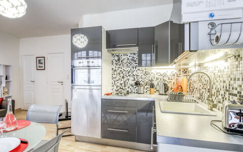 Asfeld: Cabinetry, Controsoffitto, Costruzione, Rubinetto, Illuminazione, Cucina, Interior Design, Orologio, Legna