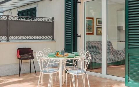 Marina Pietrasanta 255: Mobilia, Tavolo, Sedia, Vaso Di Fiori, Costruzione, Finestra, Pianta Della Casa, Shade, Pianta, Interior Design