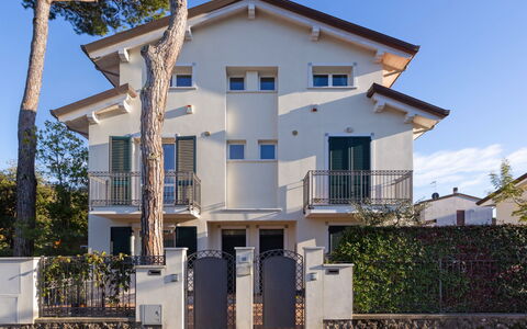 Marina Pietrasanta 255: Cielo, Pianta, Costruzione, Finestra, Casa, Albero, Porta, Villetta, Zona Residenziale, Facciata