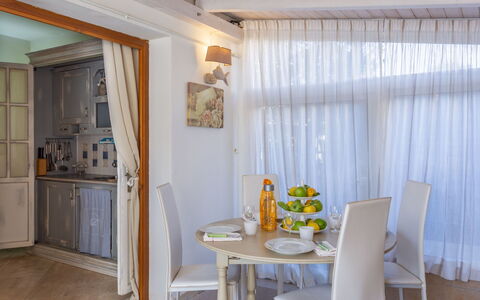 Stella Marina: Camera, Proprietà, Tenda, Interior Design, Sala Da Pranzo, Mobilia, Soffitto, Costruzione, Giallo, Finestra Trattamento
