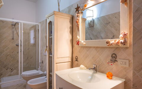 Stella Marina: Bagno, Camera, Proprietà, Casa, Interior Design, Immobiliare, Vasca Da Bagno, Costruzione, Mobiletto Del Bagno, Piastrella
