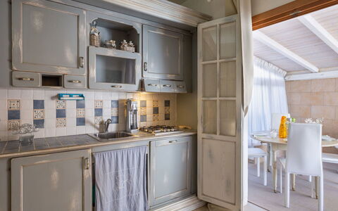 Stella Marina: Controsoffitto, Camera, Cabinetry, Mobilia, Proprietà, Cucina, Interior Design, Costruzione, Giallo, Soffitto