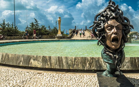 Stella Marina: Acqua, Statua, Punto Di Riferimento, Cielo, Scultura, Monumento, Nube, Albero, Turismo, Fontana