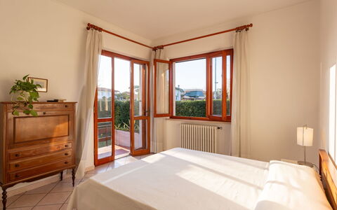 Donatella: Camera Da Letto, Camera, Mobilia, Letto, Proprietà, Telaio Del Letto, Costruzione, Interior Design, Lenzuolo, Pavimento