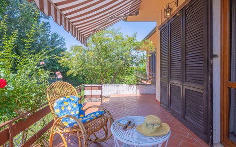 Donatella: Proprietà, Immobiliare, Portico, Terrazza, Casa, Camera, Balcone, Costruzione, Tenda, Casa