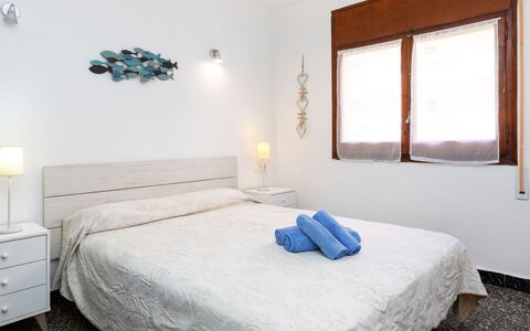 Edificio Beausoleil: Mobilia, Proprietà, Fotografia, Finestra, Azzurro, Tessile, Illuminazione, Legna, Comfort