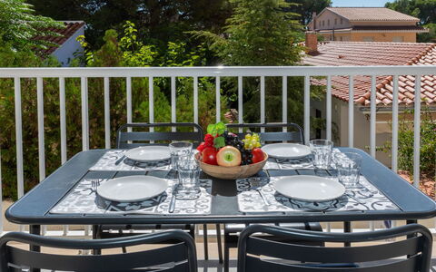 Edificio Beausoleil: Tavolo, Tavola, Mobilia, Cibo, Sedia, Dishware, Tavolo Esterno, Pianta, Cielo, Piatto
