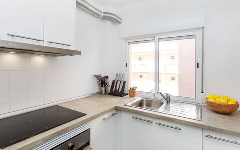 Edificio Beausoleil: Cabinetry, Proprietà, Controsoffitto, Lavello, Lavandino Della Cucina, Finestra, Rubinetto, Cucina, Cucina Stufa, Legna