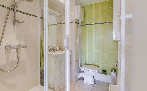 Le Clos des Lavandes: Bagno, Proprietà, Camera, Idraulico Fixture, Doccia Bar, Doccia Porta, Architettura, Doccia, Piastrella, Immobiliare