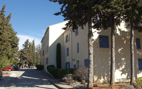 Le Clos des Lavandes: Pianta, Costruzione, Cielo, Finestra, Albero, Manto Stradale, Nube, Quartiere, Woody Impianto, Facciata