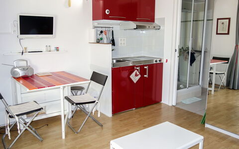 Le Clos des Lavandes: Camera, Mobilia, Proprietà, Rosso, Interior Design, Pavimento, Costruzione, Tavolo, Cucina, Apparecchio Major
