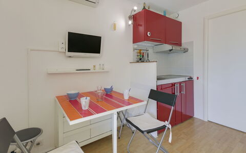 Le Clos des Lavandes: Camera, Proprietà, Mobilia, Costruzione, Interior Design, Casa, Immobiliare, Tavolo, Pavimento, Loft