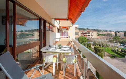 Sainte Maxime 455: Costruzione, Cielo, Tavolo, Pianta, Legna, Nube, Interior Design, Shade, Finestra, Portico