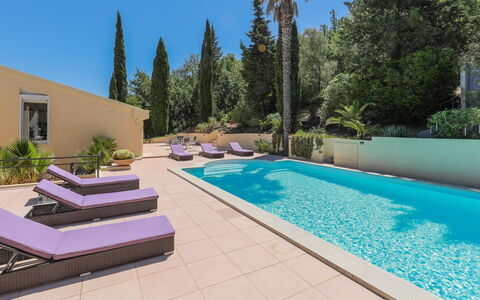 Les Toscanes: Pianta, Acqua, Cielo, Piscina, Shade, Architettura, Erba, Tempo Libero, Albero, Rettangolo