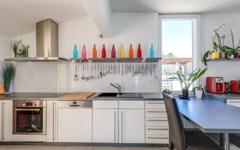 Les Toscanes: Cabinetry, Proprietà, Controsoffitto, Mobilia, Bottiglia, Prodotto, Pianta, Cucina, Legna, Pianta Della Casa
