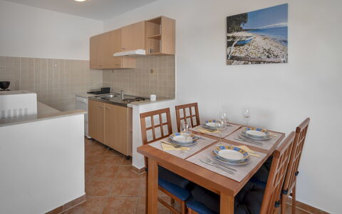 Novi Vinodolski Klenovica 102: Camera, Proprietà, Mobilia, Interior Design, Costruzione, Pavimento, Casa, Cucina, Immobiliare, Latifoglie