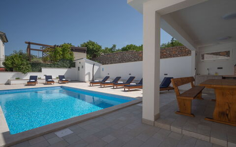 Novi Vinodolski Klenovica 102: Acqua, Cielo, Proprietà, Mobilia, Pianta, Piscina, Costruzione, Shade, Interior Design, Mobili Da Esterno
