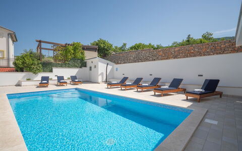 Novi Vinodolski Klenovica 102: Acqua, Cielo, Proprietà, Piscina, Blu, Costruzione, Pianta, Azzurro, Shade, Mobili Da Esterno