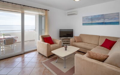 Josipa 102.3: Divano, Tavolo, Mobilia, Cornice, Comfort, Soggiorno, Interior Design, Legna, Divano Letto, Pavimentazione