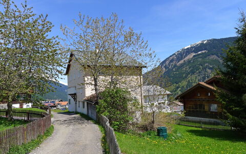 Feu de Joie: Paesaggio Naturale, Proprietà, Casa, Montagna, Albero, Cittadina, Villetta, Area Rurale, Cielo, Primavera