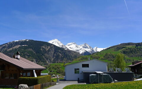 Feu de Joie: Geografia Montane, Montagna, Catena Montuosa, Highland, Paesino Di Montagna, Alpi, Cielo, Proprietà, Hill Station, Casa
