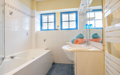 Ker Maria: Proprietà, Vasca Da Bagno, Idraulico Fixture, Rubinetto, Azzurro, Bagno, Finestra, Lavello, Interior Design