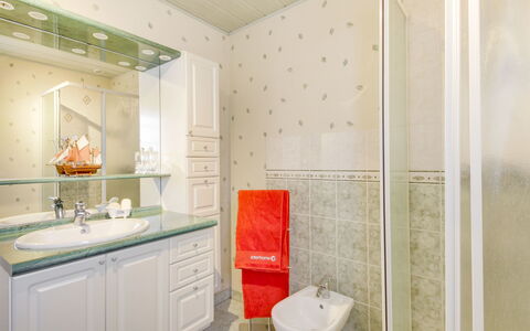Le Petit Biyou: Specchio, Mobiletto Del Bagno, Idraulico Fixture, Proprietà, Costruzione, Cabinetry, Rubinetto, Lavello, Lavandino Del Bagno, Bagno