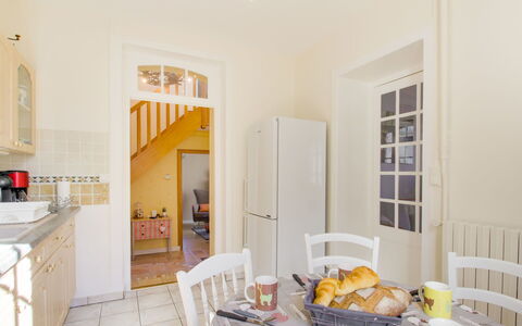 Le Petit Biyou: Tavolo, Cibo, Cabinetry, Sedia, Tavola, Legna, Illuminazione, Arancia, Pavimento, Pavimentazione