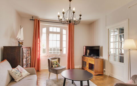 Le Petit Biyou: Mobilia, Tavolo, Proprietà, Cornice, Finestra, Legna, Divano, Interior Design, Sedia, Architettura