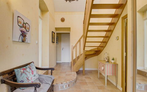 Le Petit Biyou: Mobilia, Proprietà, Costruzione, Legna, Interior Design, Cornice, Divano, Comfort, Architettura, Pavimentazione