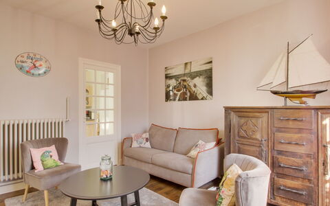Le Petit Biyou: Mobilia, Proprietà, Divano, Cornice, Illuminazione, Tavolo, Sedia, Interior Design, Soggiorno, Casa