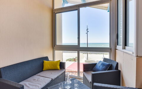 Le Patio: Mobilia, Divano, Tavolo, Proprietà, Costruzione, Finestra, Azzurro, Cielo, Illuminazione, Interior Design