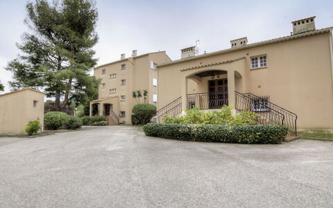 Beau Rivage: Pianta, Cielo, Costruzione, Nube, Finestra, Manto Stradale, Albero, Casa, Erba