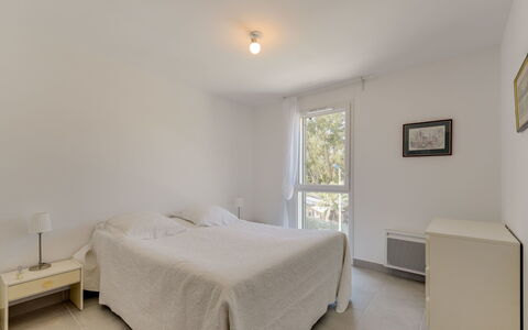79 Bay: Camera Da Letto, Mobilia, Camera, Letto, Proprietà, Pavimento, Lenzuolo, Bedding, Telaio Del Letto, Parete