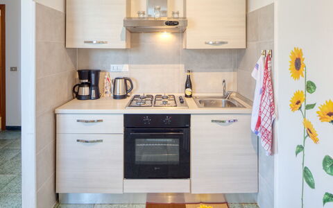 Olivi Del Mesco - Levanto: Camera, Proprietà, Cucina, Cabinetry, Mobilia, Cucina Stufa, Giallo, Apparecchio Major, Controsoffitto, Interior Design