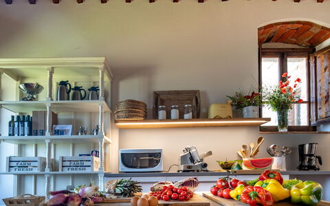 Borgo Gerlino: Camera, Interior Design, Mensola, Controsoffitto, Proprietà, Casa, Mobilia, Brunch, Costruzione, Cucina