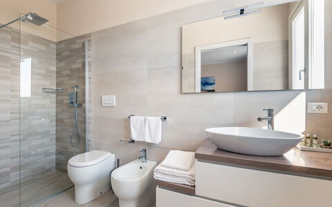 Villa Le Terme: Bagno, Proprietà, Camera, Rubinetto, Piastrella, Interior Design, Pavimento, Parete, Idraulico Fixture, Architettura
