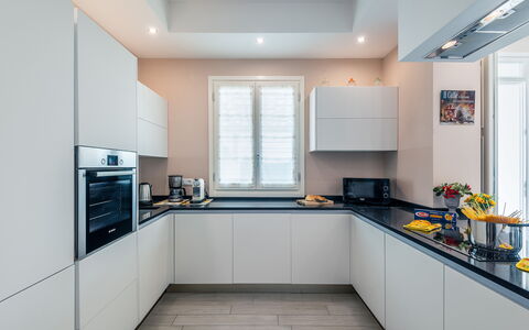 Villa Le Terme: Controsoffitto, Camera, Proprietà, Cucina, Cabinetry, Mobilia, Interior Design, Costruzione, Soffitto, Giallo