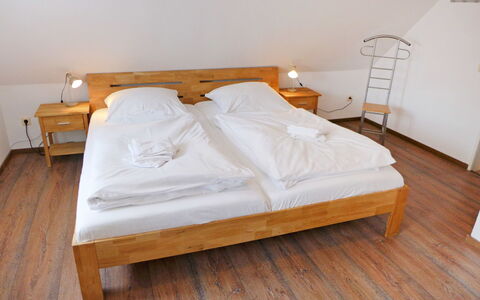 Reuse: Mobilia, Letto, Camera Da Letto, Telaio Del Letto, Camera, Proprietà, Pavimento, Latifoglie, Lenzuolo, Pavimento In Legno