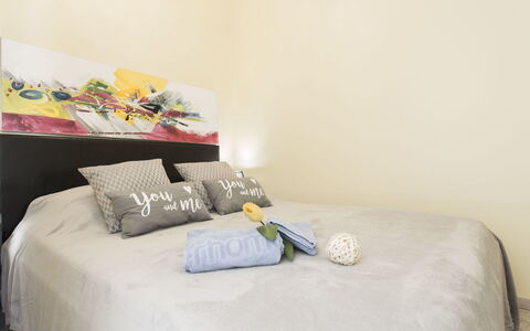 Canigó: Camera Da Letto, Letto, Mobilia, Lenzuolo, Camera, Proprietà, Bedding, Parete, Interior Design, Telaio Del Letto