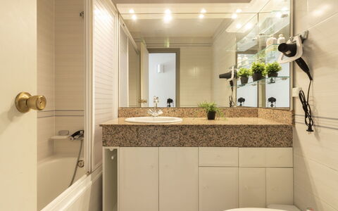 Golf Sant Jordi: Bagno, Proprietà, Camera, Rubinetto, Piastrella, Interior Design, Idraulico Fixture, Parete, Bagno Accessorio, Immobiliare