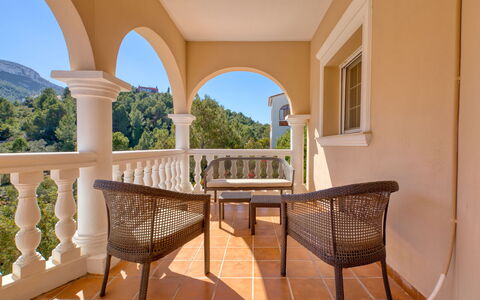 Chill Out: Proprietà, Mobilia, Cielo, Costruzione, Pianta, Legna, Finestra, Shade, Portico, Interior Design