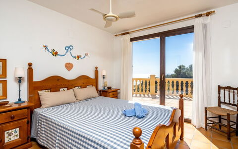 Villa Casablanca: Camera Da Letto, Camera, Mobilia, Proprietà, Letto, Lenzuolo, Telaio Del Letto, Parete, Costruzione, Interior Design