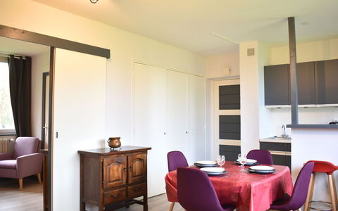Les Hauts de Deauville: Mobilia, Tavolo, Proprietà, Sedia, Costruzione, Legna, Interior Design, Illuminazione, Porta, Pavimento