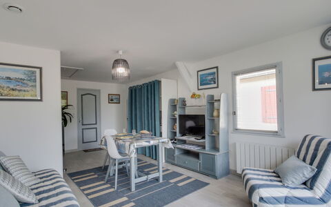 Les Genêts: Cornice, Mobilia, Divano, Blu, Azzurro, Legna, Tavolo, Soggiorno, Interior Design