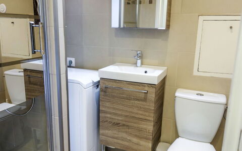 Sun Beach: Bagno, Proprietà, Camera, Idraulico Fixture, Pavimento, Mobiletto Del Bagno, Bagno Accessorio, Lavandino Del Bagno, Parete, Gabinetto
