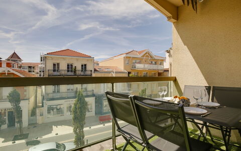 Sun Beach: Nube, Costruzione, Proprietà, Cielo, Giorno, Sedia, Tavolo, Finestra, Casa, Architettura