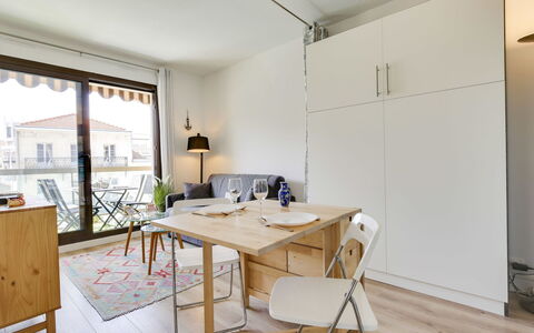 Sun Beach: Proprietà, Camera, Mobilia, Interior Design, Costruzione, Immobiliare, Casa, Tavolo, Giallo, Pavimento