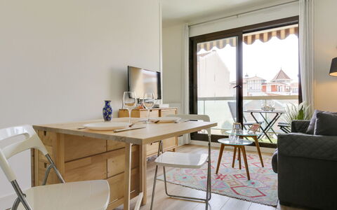 Sun Beach: Camera, Mobilia, Proprietà, Interior Design, Tavolo, Costruzione, Sala Da Pranzo, Casa, Sedia, Immobiliare